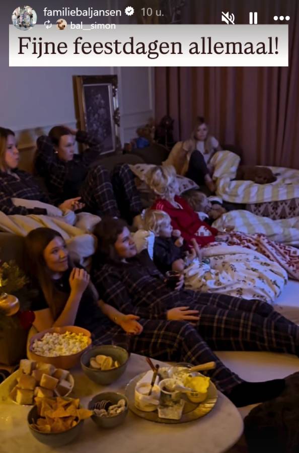 De familie Bal viert kerstavond.